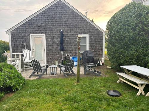 Charming Beachside Bungalow - image 2
