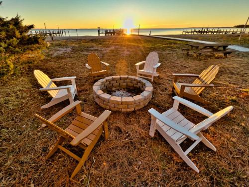 บริการและสิ่งอำนวยความสะดวก, Indoor Pool, Beach, Game & Movie Cottage Sleeps 21 in ไพนีย์พอยต์ (แมรีแลนด์)