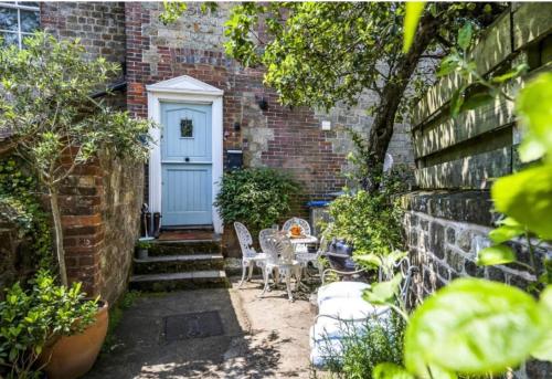 Northmill Cottage - Charming 2 bed residential property with courtyard in Easebourne
