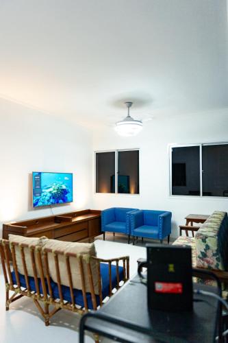 Shared lounge/TV area, Apartamento Praia Enseada in Enseada