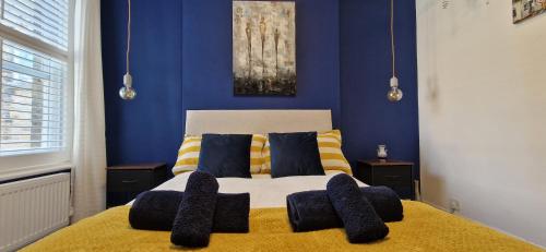 Double Bed at Cozy Hailsham, London (photo 9)