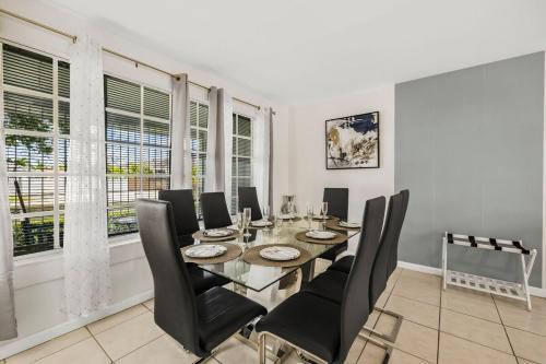 New 4BRM in Miami w POOL Arcade Massage Chair in West Perrine