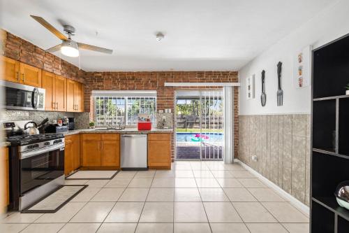 New 4BRM in Miami w POOL Arcade Massage Chair in West Perrine