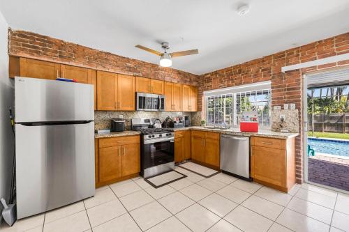 New 4BRM in Miami w POOL Arcade Massage Chair in West Perrine