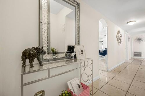 New 4BRM in Miami w POOL Arcade Massage Chair in West Perrine