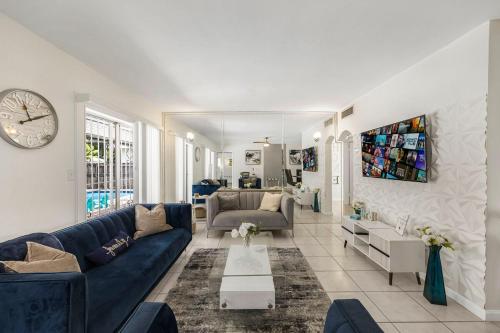 New 4BRM in Miami w POOL Arcade Massage Chair in West Perrine