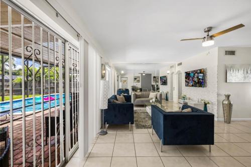 New 4BRM in Miami w POOL Arcade Massage Chair in West Perrine