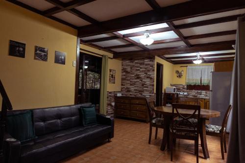 Cabañas Lunas del Poás (Cabanas Lunas del Poas) in 普阿西多