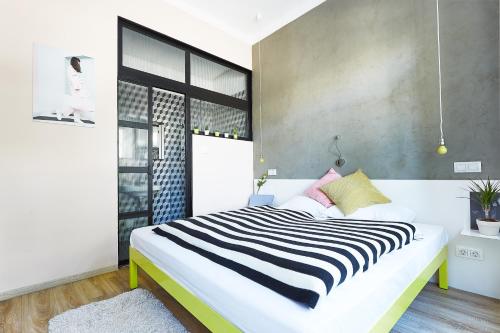 Superior Double Room with Square View image 10