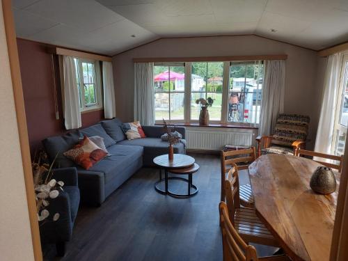 Nette, ruime chalet op christelijke familiecamping in Rheeze