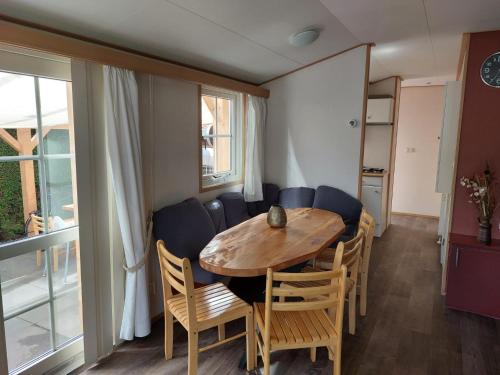 Nette, ruime chalet op christelijke familiecamping in Rheeze