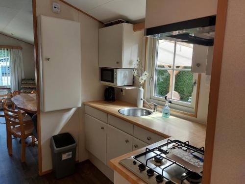 Nette, ruime chalet op christelijke familiecamping in Rheeze