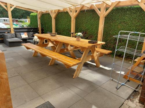 Nette, ruime chalet op christelijke familiecamping in Rheeze