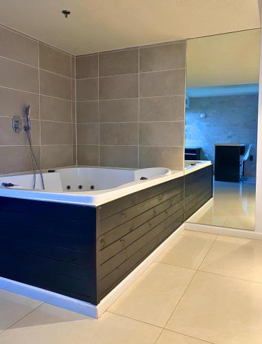 設施, Luxury Suite with Jacuzzi on the beach by Almog Beach Haifa in 迦密海濱