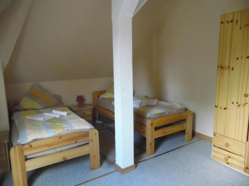 1 queen bed, 1 sofa bed