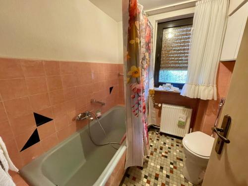 Spacious 3BR House with 2 Parking Spaces & Garden, Nürnberg (Foto 6)