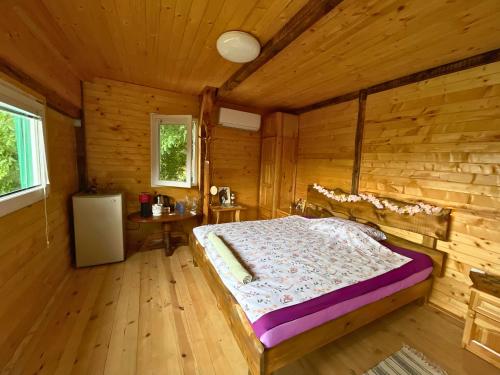 Kъщичка в полите на планина Витоша с коне и животни in Vladaya