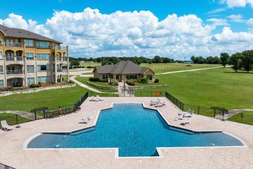 Lakefront Corsicana Condo with Private Balcony! in Corsicana, USA