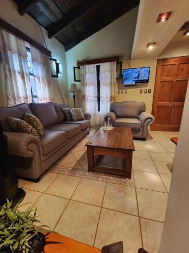 Los Abuelos Mulua Reu House – khách sạn tại Retalhuleu
