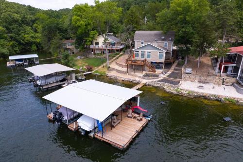 Charming Waterfront Cabin - Sleeps 10, Rocky Mount