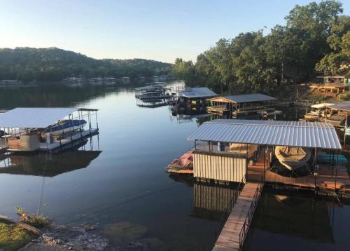 Charming Waterfront Cabin - Sleeps 10 - main image