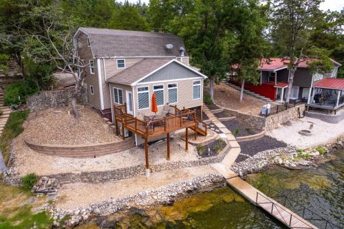 Charming Waterfront Cabin - Sleeps 10 - image 11