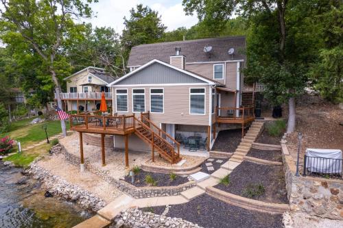 Charming Waterfront Cabin - Sleeps 10 - image 3