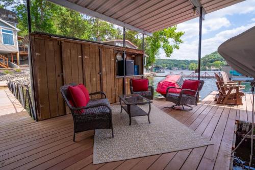 Charming Waterfront Cabin - Sleeps 10 - image 5