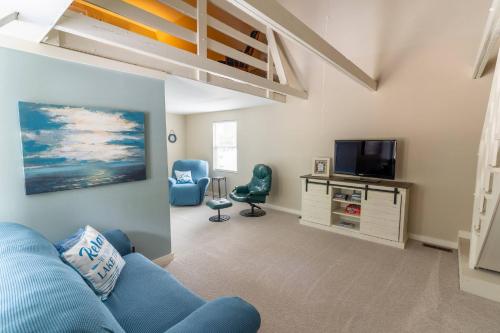 Charming Waterfront Cabin - Sleeps 10 - image 14
