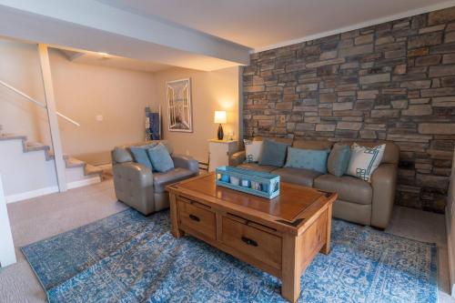 Charming Waterfront Cabin - Sleeps 10 - image 9