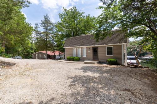 Charming Waterfront Cabin - Sleeps 10 - image 8
