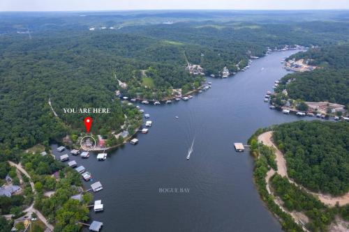 Charming Waterfront Cabin - Sleeps 10 - image 12