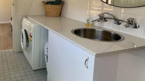 Iekārtas, Little Douglas Holiday Shack - A Rare Opportunity To Rent A Property In This Idyllic Coastal Communi in Mount Dutton Bay