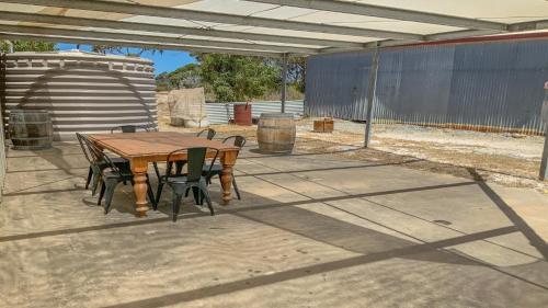 Iekārtas, Little Douglas Holiday Shack - A Rare Opportunity To Rent A Property In This Idyllic Coastal Communi in Mount Dutton Bay