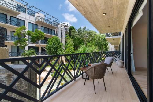 Unwind | Private Balcony & Rooftop Pools | Casago - image 3