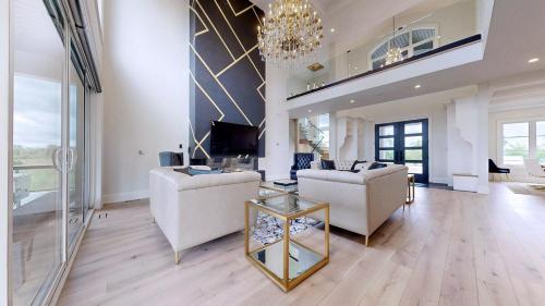 Lucky Mansion - a Luxury Villa in Fort Erie ! in 伊利堡