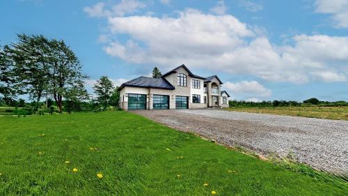 Lucky Mansion - a Luxury Villa in Fort Erie ! in 伊利堡