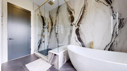 Lucky Mansion - a Luxury Villa in Fort Erie ! in 伊利堡