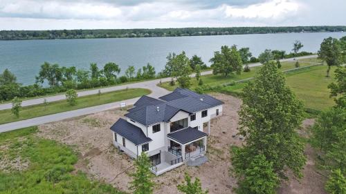 Lucky Mansion - a Luxury Villa in Fort Erie ! in 伊利堡