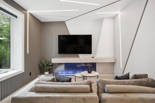 Designer 2BR in Downtown Steps from Sunset Beach in Vancouver, Canada