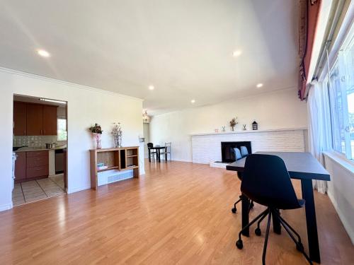Spacious 4 Bedroom House Near YVR Airport, Transit & Shopping
