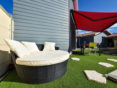 陽台/露台, Charming Holiday Home in La Teste-de-Buch with Swimming Pool in 拉泰斯特德比克