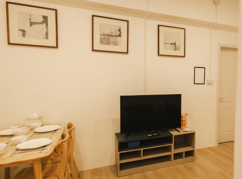 City Silom I King Bed I Sleep 3 I 2 Bedroom - image 11