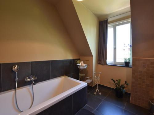 Vannituba, Mansion Den Ast with jacuzzi and garden in Lichtervelde