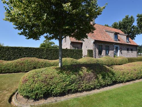 Hotelli välisilme, Mansion Den Ast with jacuzzi and garden in Lichtervelde