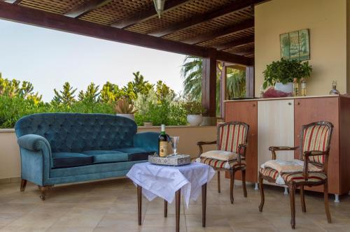 Luxury Villa Karteros - Tap to explore photos