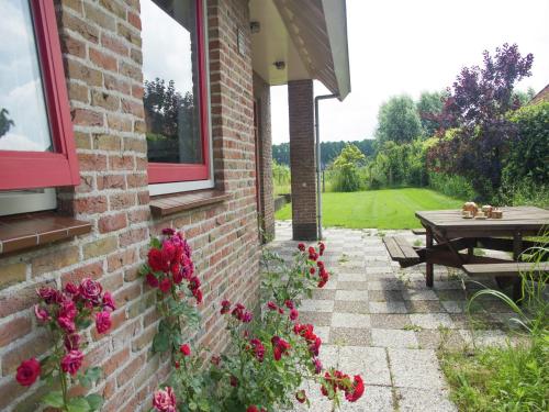 Garden, Beautiful Holiday Home in Eede with Garden in Verspreide huizen Eede