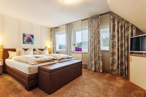 1 queen bed, 1 sofa bed