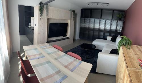 Chic & Modern Apartment with Mountain Views, Poprad (foto 4)