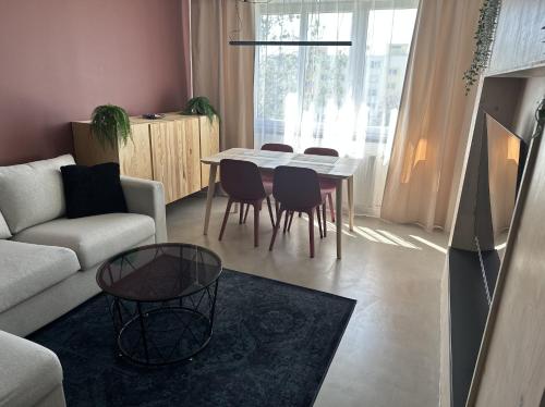 Chic & Modern Apartment with Mountain Views, Poprad (foto 5)
